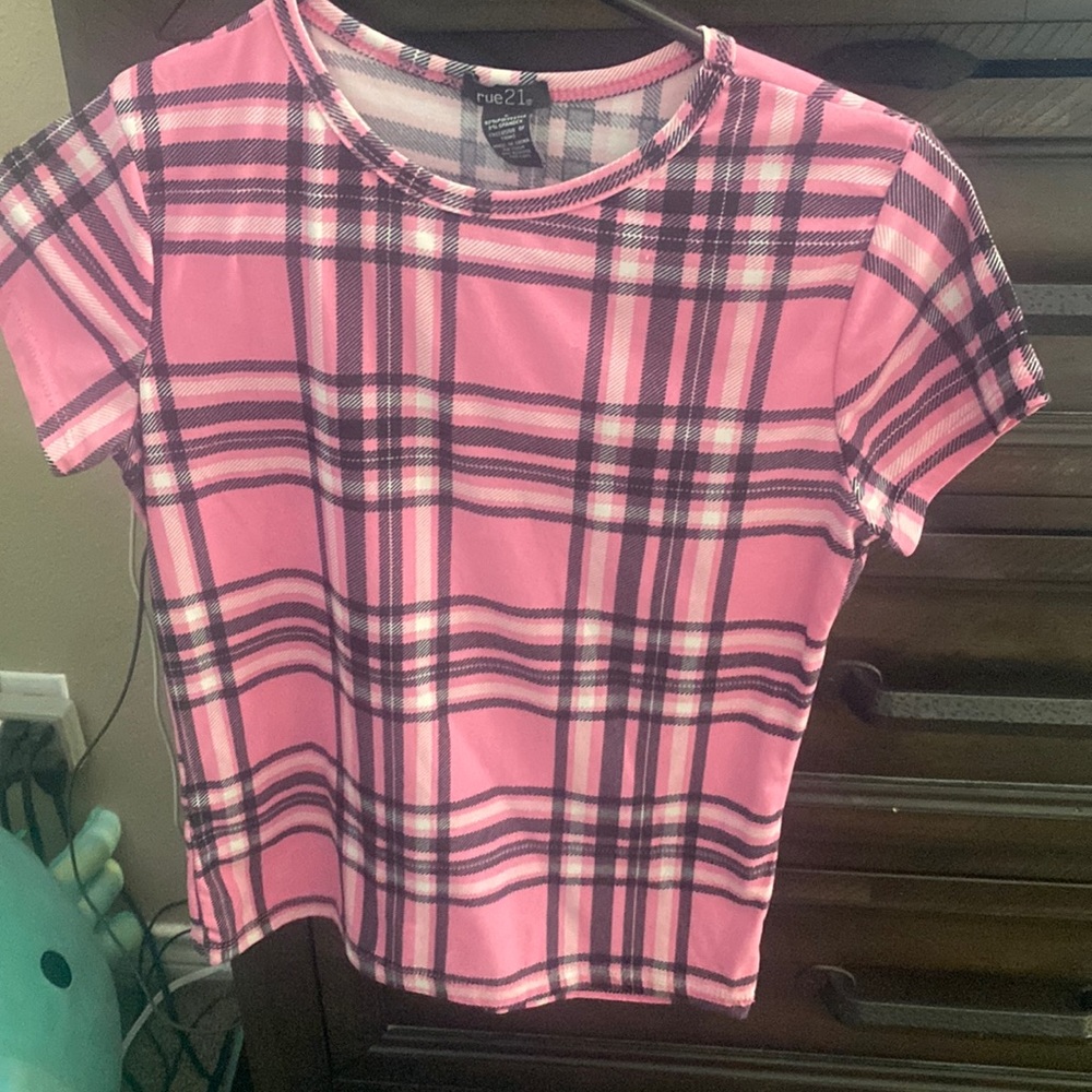 Tight patterned pink shirt